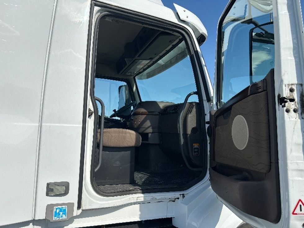 Day Cab Tractor-Heavy Duty Tractors-Volvo-2018-VNL64T300-Jerome-ID-228,789\n\t\tmiles-$ 49,750 - Image 12