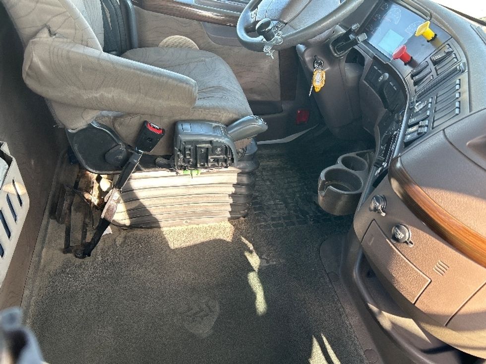 Day Cab Tractor-Heavy Duty Tractors-Volvo-2018-VNL64T300-Jerome-ID-228,789\n\t\tmiles-$ 49,750 - Image 14