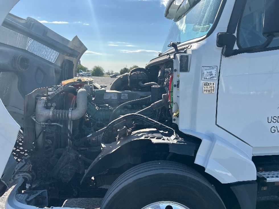 Day Cab Tractor-Heavy Duty Tractors-Volvo-2018-VNL64T300-Jerome-ID-228,789\n\t\tmiles-$ 49,750 - Image 16