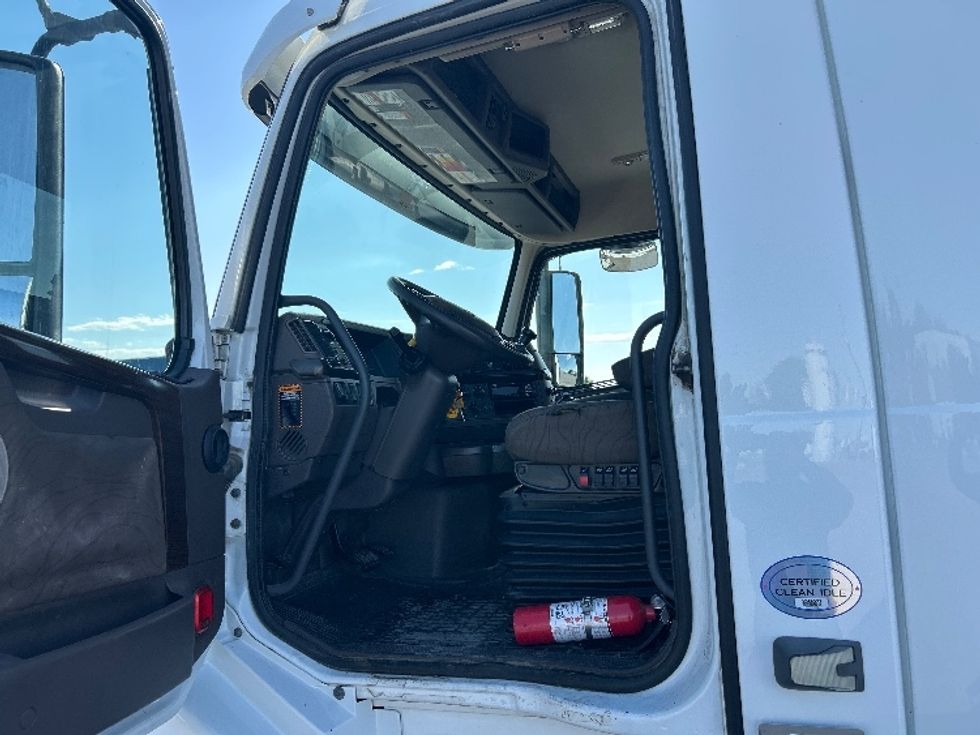 Day Cab Tractor-Heavy Duty Tractors-Volvo-2018-VNL64T300-Jerome-ID-228,789\n\t\tmiles-$ 49,750 - Image 9