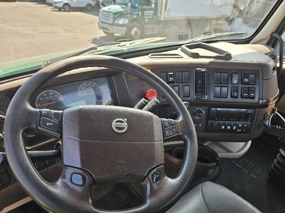 Day Cab Tractor-Heavy Duty Tractors-Volvo-2018-VNL64T300-Kearny-NJ-479,535\n\t\tmiles-$ 32,750 - Image 10