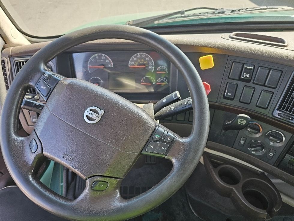 Day Cab Tractor-Heavy Duty Tractors-Volvo-2018-VNL64T300-Kearny-NJ-479,535\n\t\tmiles-$ 32,750 - Image 11