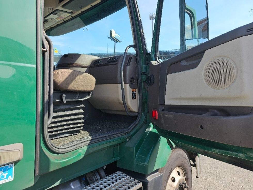 Day Cab Tractor-Heavy Duty Tractors-Volvo-2018-VNL64T300-Kearny-NJ-479,535\n\t\tmiles-$ 32,750 - Image 12
