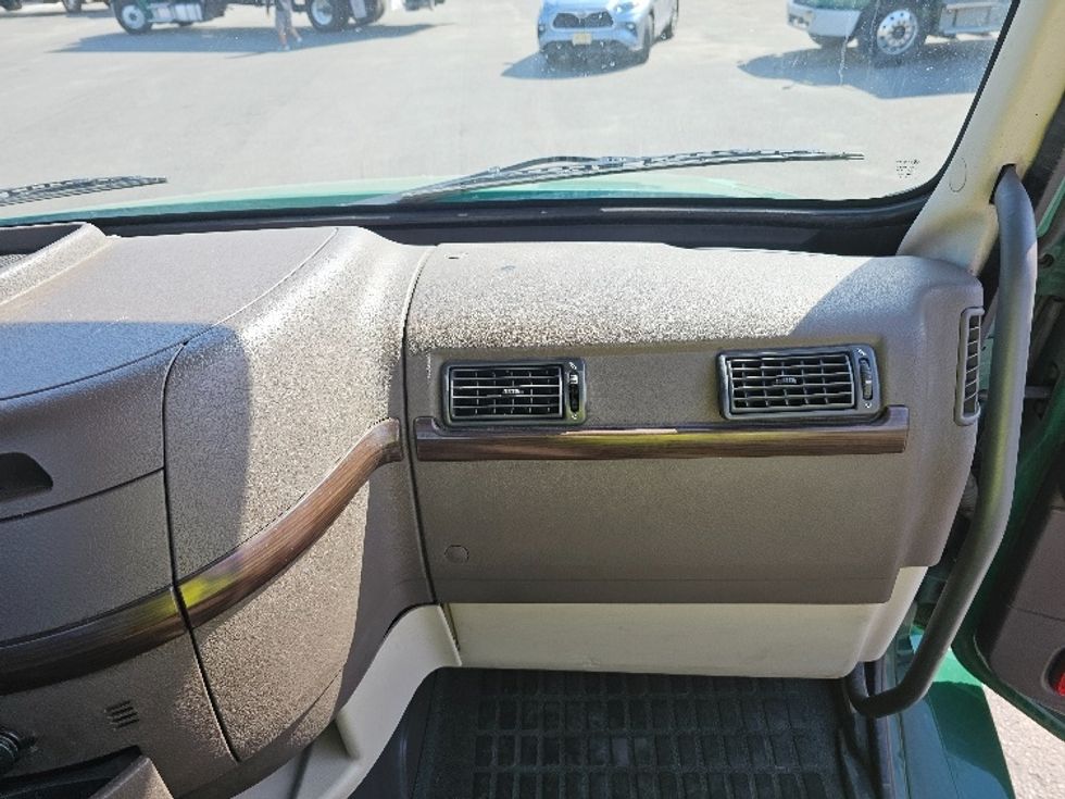 Day Cab Tractor-Heavy Duty Tractors-Volvo-2018-VNL64T300-Kearny-NJ-479,535\n\t\tmiles-$ 32,750 - Image 13