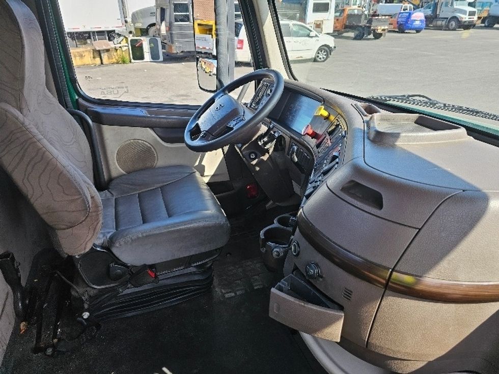 Day Cab Tractor-Heavy Duty Tractors-Volvo-2018-VNL64T300-Kearny-NJ-479,535\n\t\tmiles-$ 32,750 - Image 14