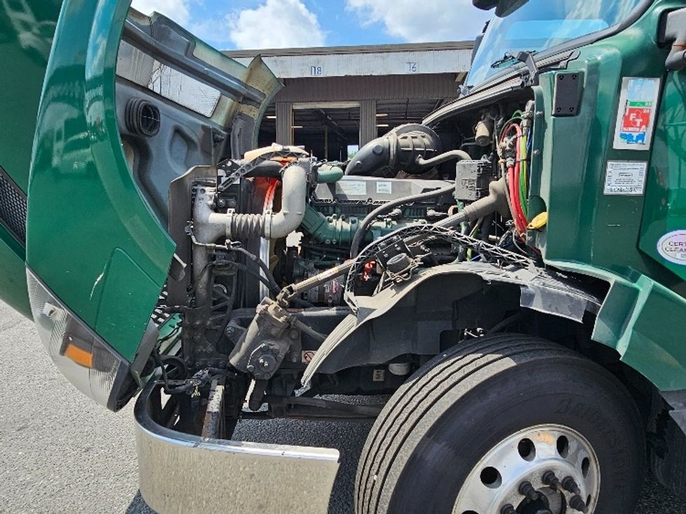 Day Cab Tractor-Heavy Duty Tractors-Volvo-2018-VNL64T300-Kearny-NJ-479,535\n\t\tmiles-$ 32,750 - Image 16