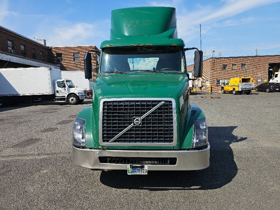 Day Cab Tractor-Heavy Duty Tractors-Volvo-2018-VNL64T300-Kearny-NJ-479,535\n\t\tmiles-$ 32,750 - Image 2
