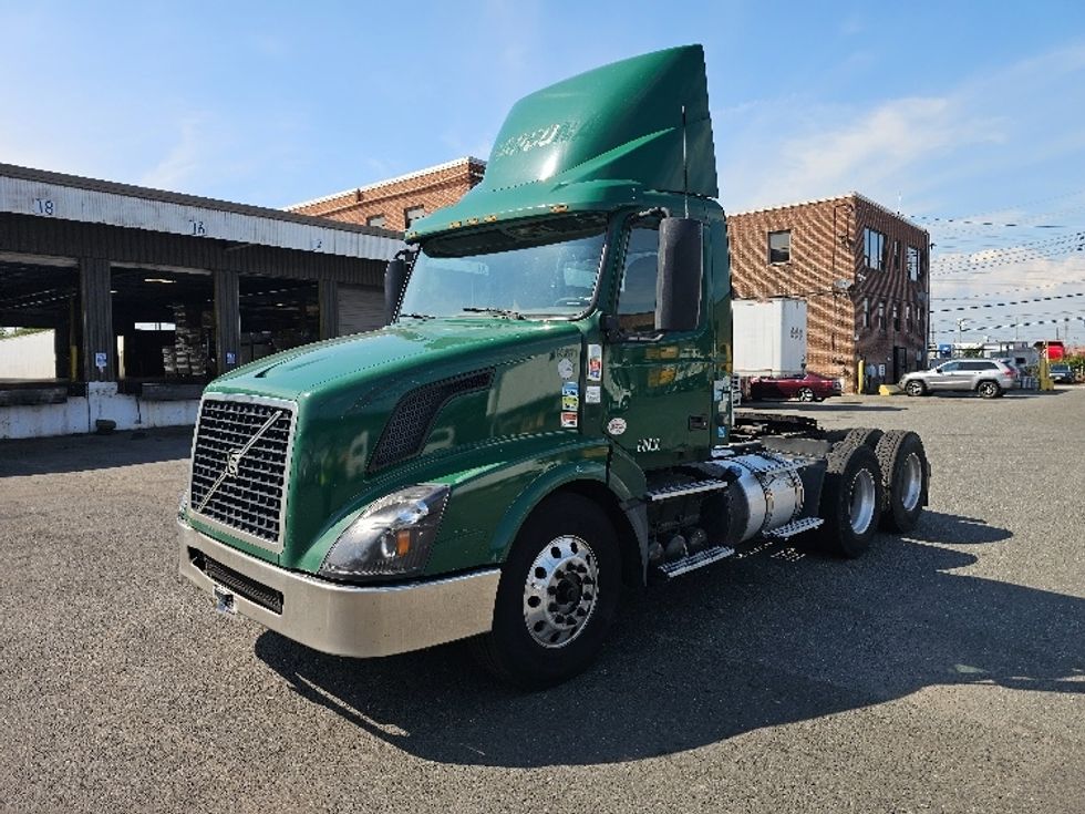 Day Cab Tractor-Heavy Duty Tractors-Volvo-2018-VNL64T300-Kearny-NJ-479,535\n\t\tmiles-$ 32,750 - Image 3