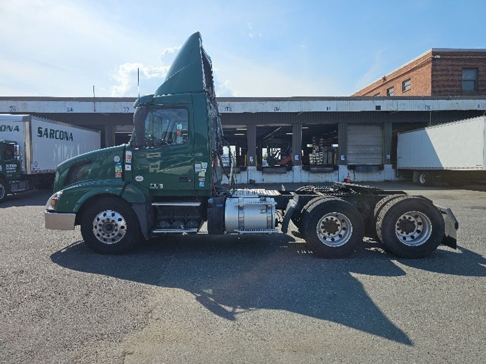 Day Cab Tractor-Heavy Duty Tractors-Volvo-2018-VNL64T300-Kearny-NJ-479,535\n\t\tmiles-$ 32,750 - Image 4