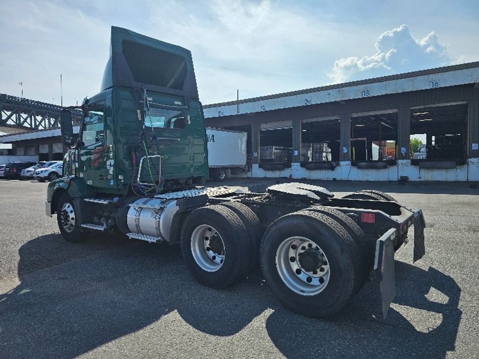 Day Cab Tractor-Heavy Duty Tractors-Volvo-2018-VNL64T300-Kearny-NJ-479,535\n\t\tmiles-$ 32,750 - Image 5