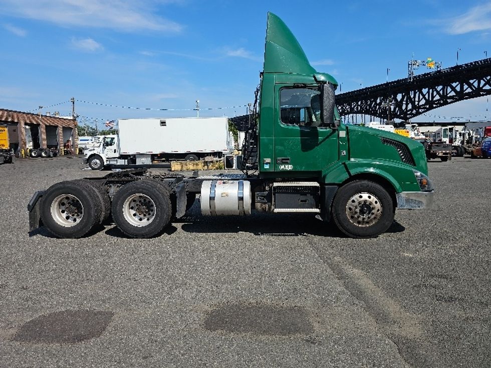 Day Cab Tractor-Heavy Duty Tractors-Volvo-2018-VNL64T300-Kearny-NJ-479,535\n\t\tmiles-$ 32,750 - Image 8