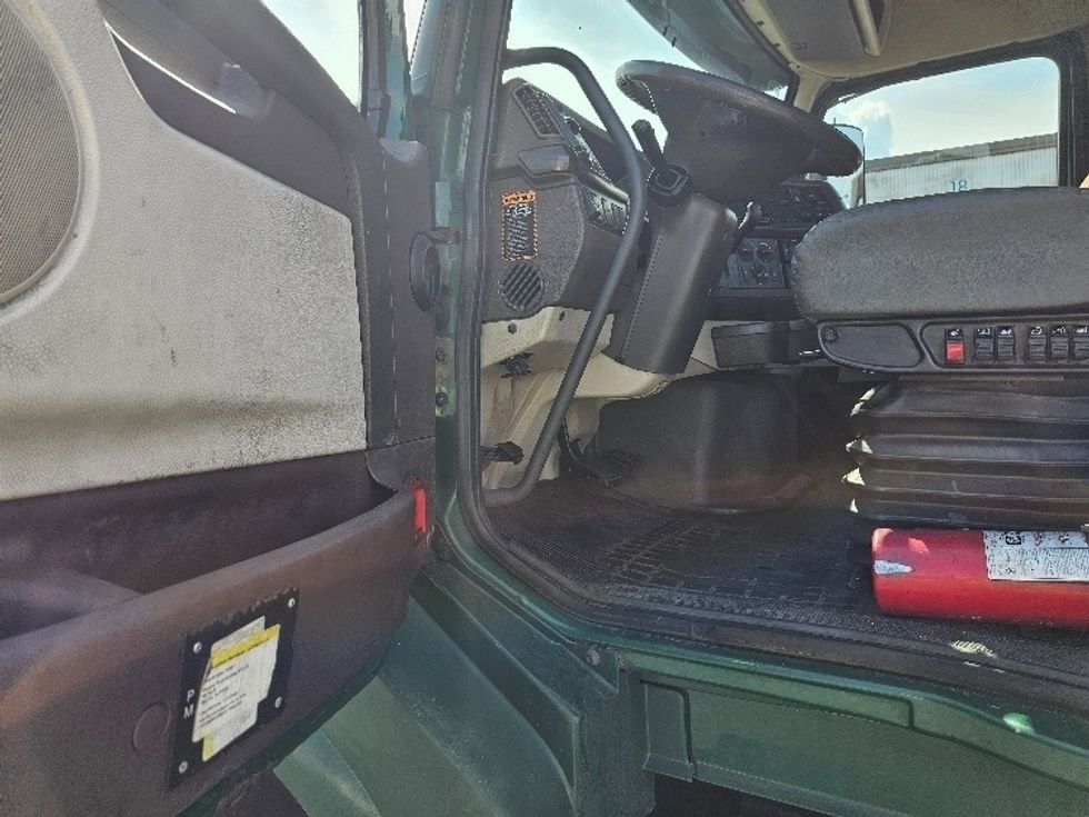 Day Cab Tractor-Heavy Duty Tractors-Volvo-2018-VNL64T300-Kearny-NJ-479,535\n\t\tmiles-$ 32,750 - Image 9