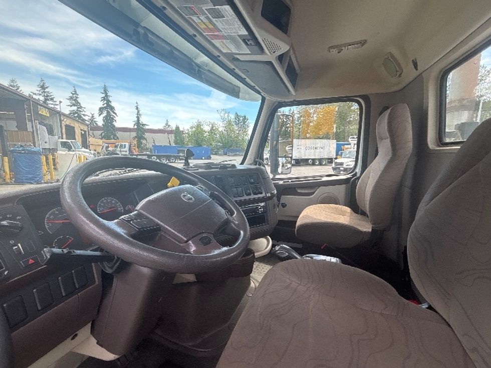 Day Cab Tractor-Heavy Duty Tractors-Volvo-2018-VNL64T300-Kent-WA-172,743\n\t\tmiles-$ 38,750 - Image 10