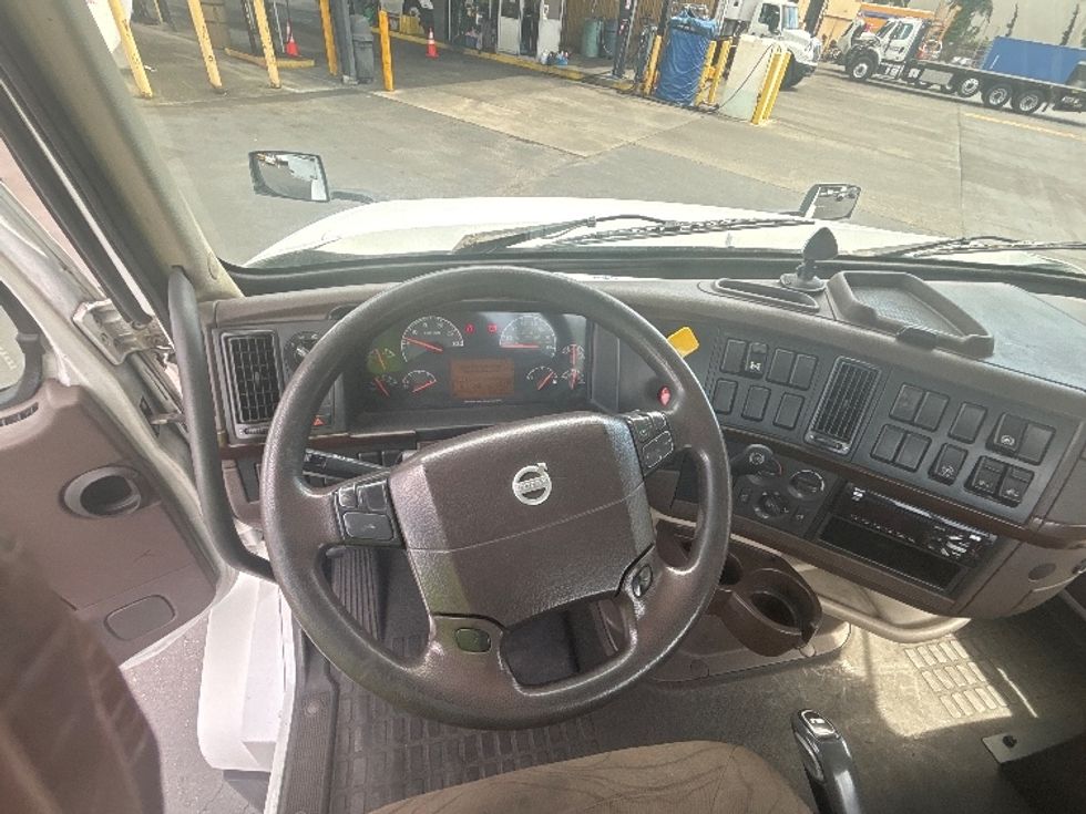 Day Cab Tractor-Heavy Duty Tractors-Volvo-2018-VNL64T300-Kent-WA-172,743\n\t\tmiles-$ 38,750 - Image 11