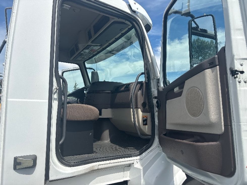 Day Cab Tractor-Heavy Duty Tractors-Volvo-2018-VNL64T300-Kent-WA-172,743\n\t\tmiles-$ 38,750 - Image 12