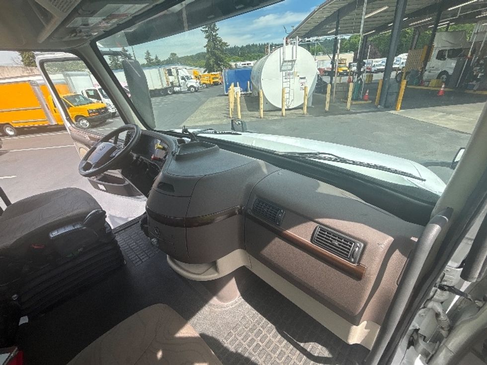 Day Cab Tractor-Heavy Duty Tractors-Volvo-2018-VNL64T300-Kent-WA-172,743\n\t\tmiles-$ 38,750 - Image 13