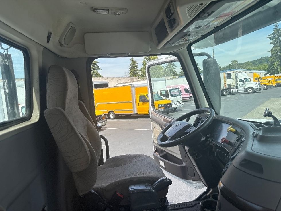 Day Cab Tractor-Heavy Duty Tractors-Volvo-2018-VNL64T300-Kent-WA-172,743\n\t\tmiles-$ 38,750 - Image 14