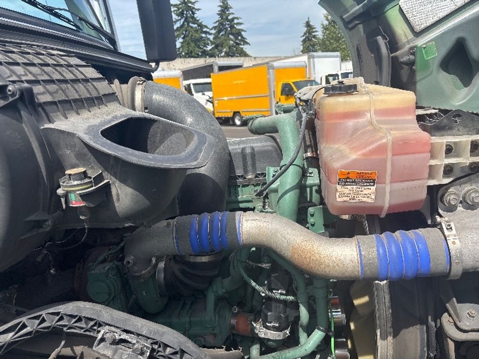 Day Cab Tractor-Heavy Duty Tractors-Volvo-2018-VNL64T300-Kent-WA-172,743\n\t\tmiles-$ 38,750 - Image 15