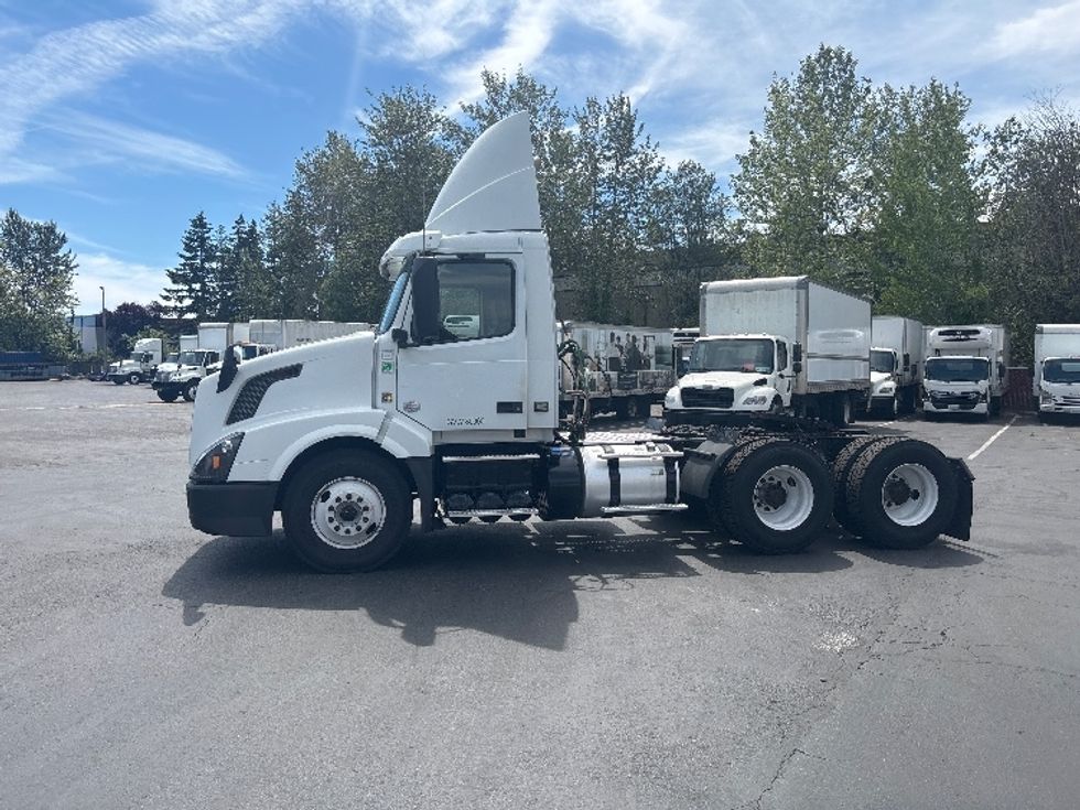 Day Cab Tractor-Heavy Duty Tractors-Volvo-2018-VNL64T300-Kent-WA-172,743\n\t\tmiles-$ 38,750 - Image 4