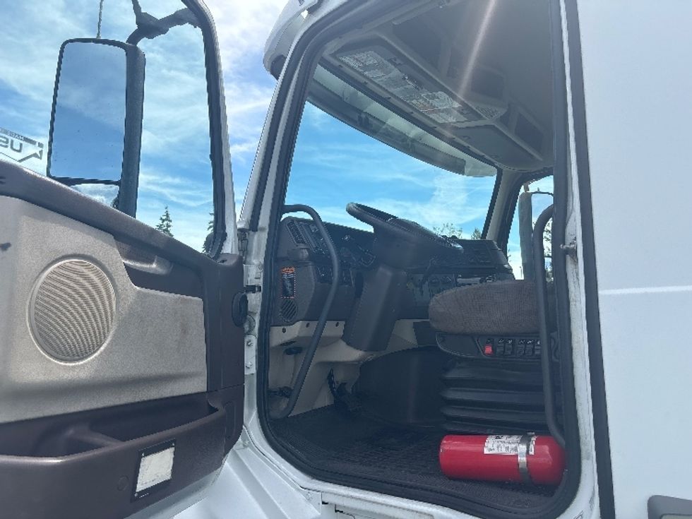 Day Cab Tractor-Heavy Duty Tractors-Volvo-2018-VNL64T300-Kent-WA-172,743\n\t\tmiles-$ 38,750 - Image 9