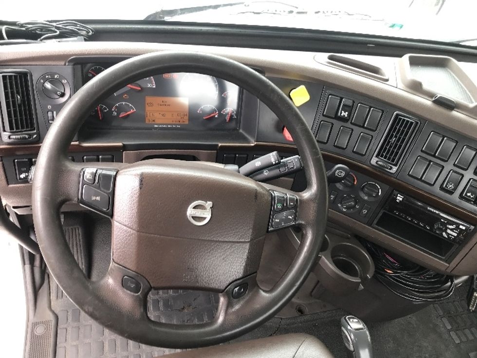 Day Cab Tractor-Heavy Duty Tractors-Volvo-2018-VNL64T300-Kent-WA-345,792\n\t\tmiles-$ 34,750 - Image 11
