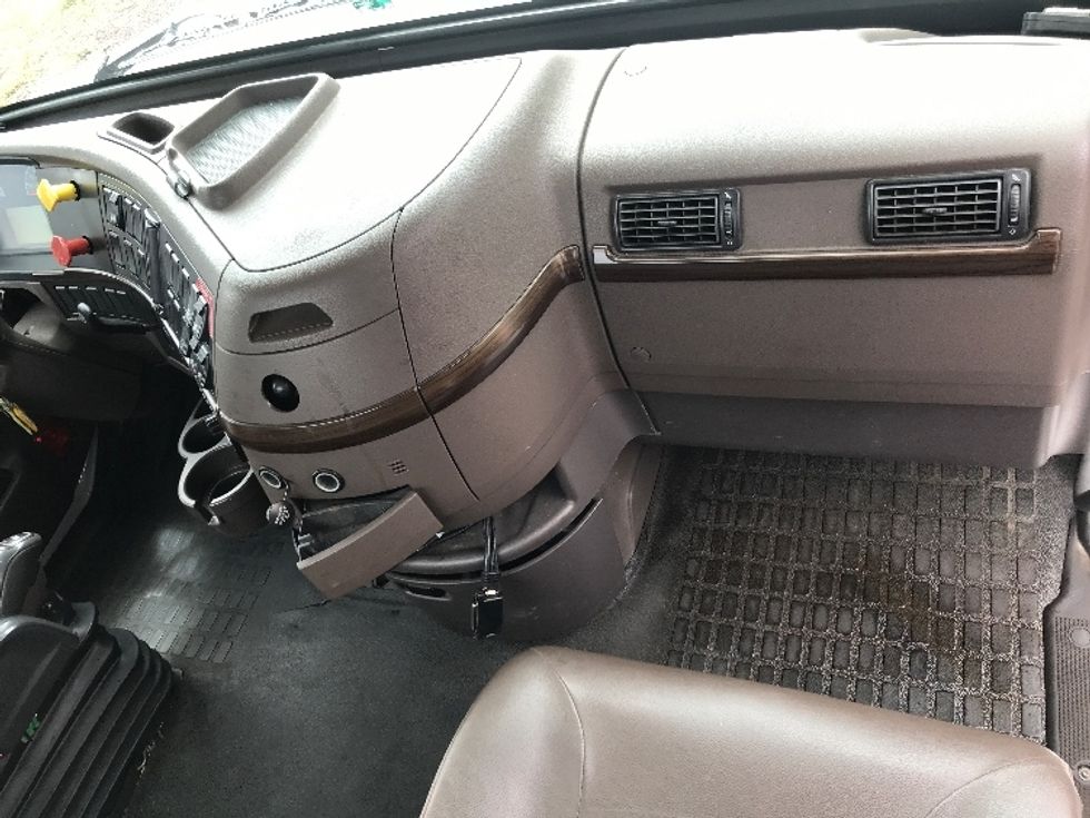 Day Cab Tractor-Heavy Duty Tractors-Volvo-2018-VNL64T300-Kent-WA-345,792\n\t\tmiles-$ 34,750 - Image 13