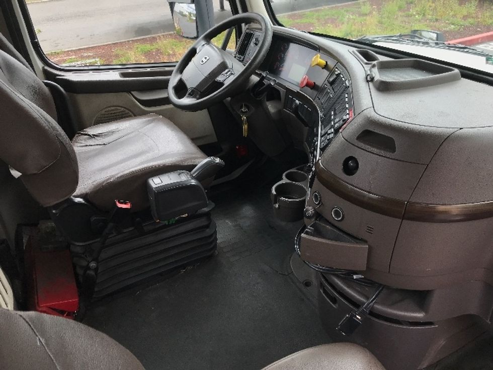 Day Cab Tractor-Heavy Duty Tractors-Volvo-2018-VNL64T300-Kent-WA-345,792\n\t\tmiles-$ 34,750 - Image 14