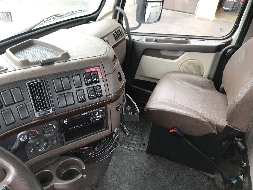 Day Cab Tractor-Heavy Duty Tractors-Volvo-2018-VNL64T300-Kent-WA-345,792\n\t\tmiles-$ 34,750 - Image 9