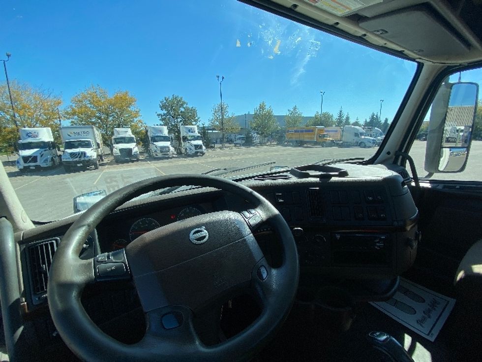 Day Cab Tractor-Heavy Duty Tractors-Volvo-2018-VNL64T300-Mississauga-ON-1,006,662\n\t\tkm-$ 32,250 - Image 10