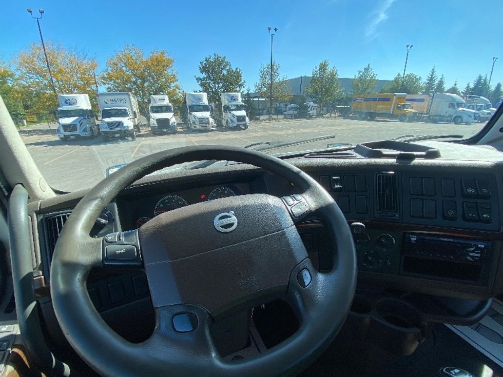 Day Cab Tractor-Heavy Duty Tractors-Volvo-2018-VNL64T300-Mississauga-ON-1,006,662\n\t\tkm-$ 32,250 - Image 11
