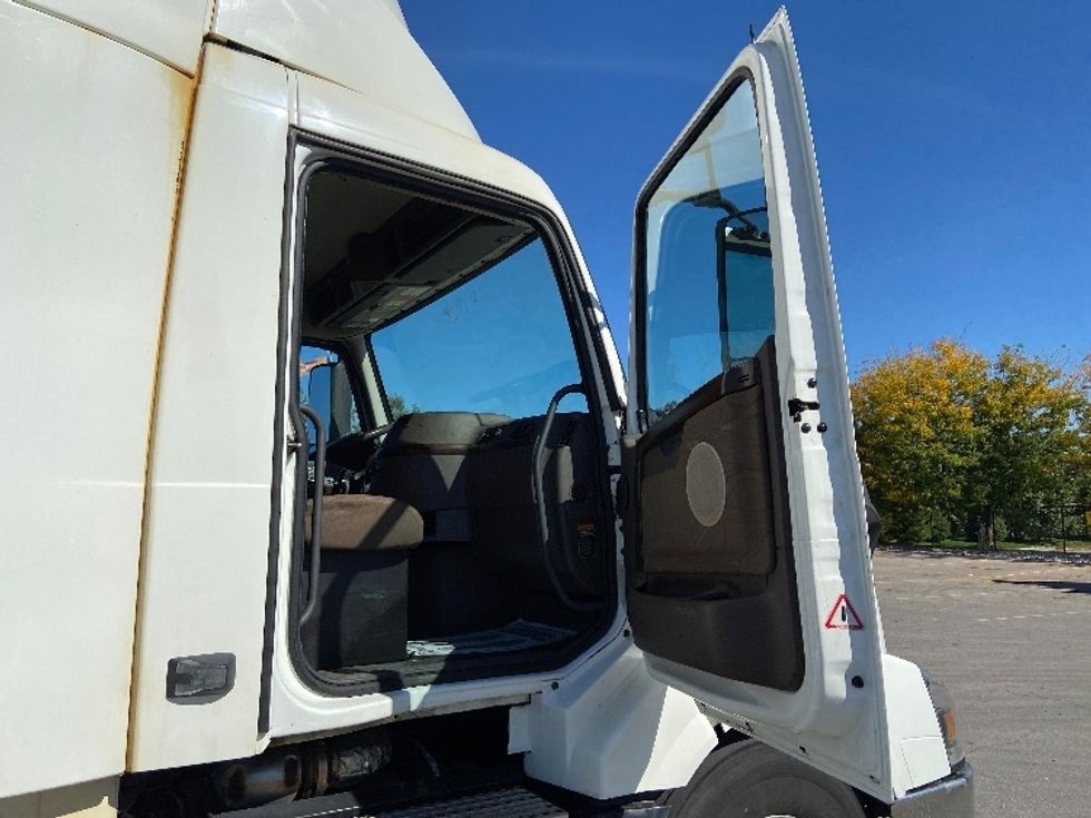 Day Cab Tractor-Heavy Duty Tractors-Volvo-2018-VNL64T300-Mississauga-ON-1,006,662\n\t\tkm-$ 32,250 - Image 12