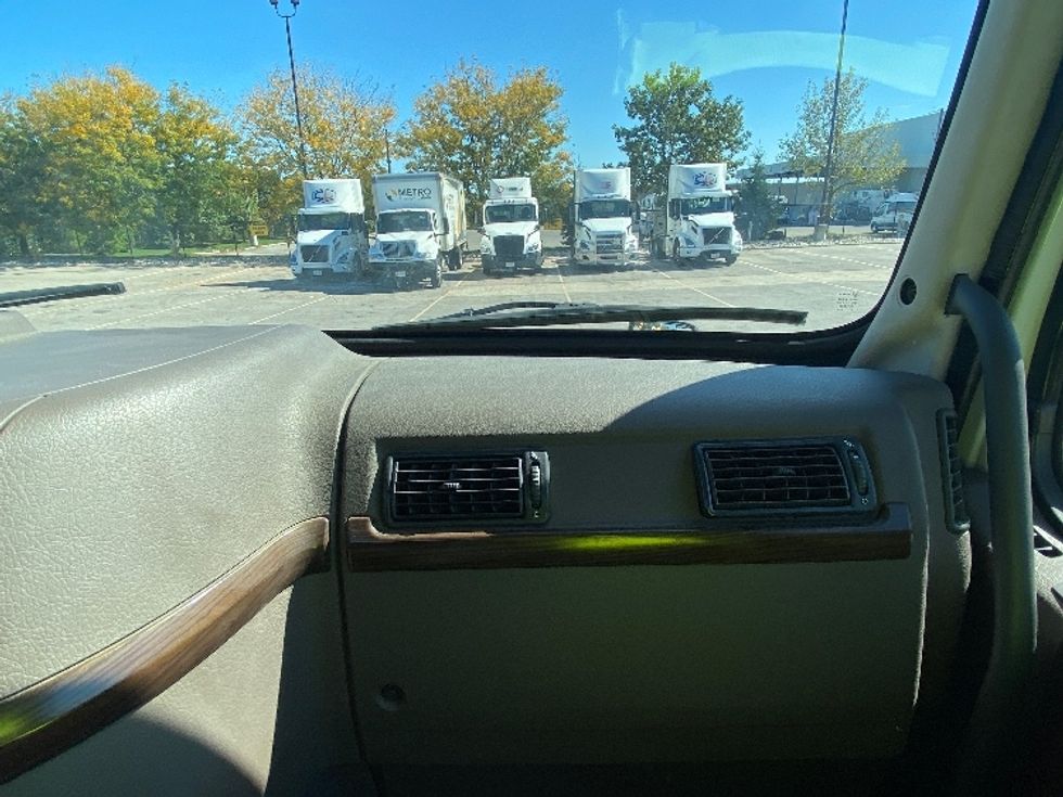 Day Cab Tractor-Heavy Duty Tractors-Volvo-2018-VNL64T300-Mississauga-ON-1,006,662\n\t\tkm-$ 32,250 - Image 13