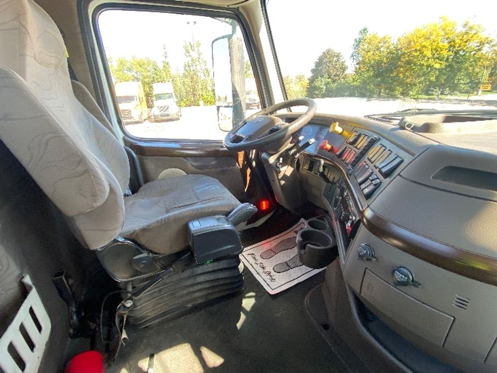 Day Cab Tractor-Heavy Duty Tractors-Volvo-2018-VNL64T300-Mississauga-ON-1,006,662\n\t\tkm-$ 32,250 - Image 14