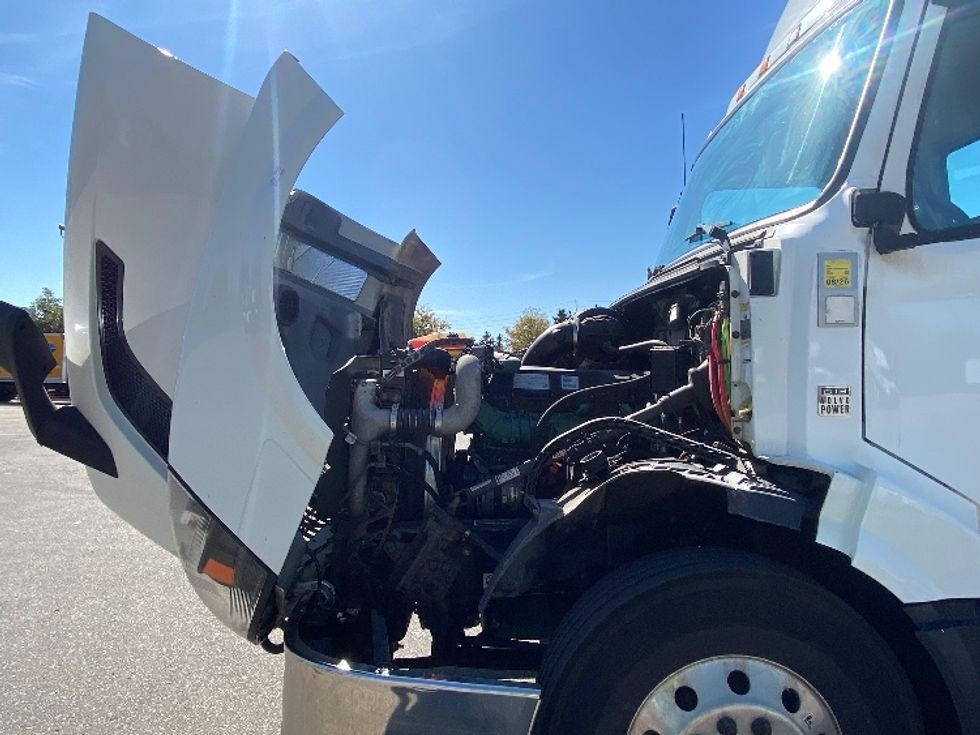 Day Cab Tractor-Heavy Duty Tractors-Volvo-2018-VNL64T300-Mississauga-ON-1,006,662\n\t\tkm-$ 32,250 - Image 16