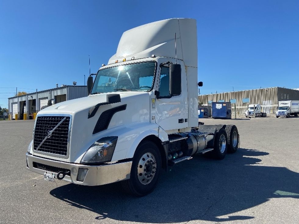 Day Cab Tractor-Heavy Duty Tractors-Volvo-2018-VNL64T300-Mississauga-ON-1,006,662\n\t\tkm-$ 32,250 - Image 3