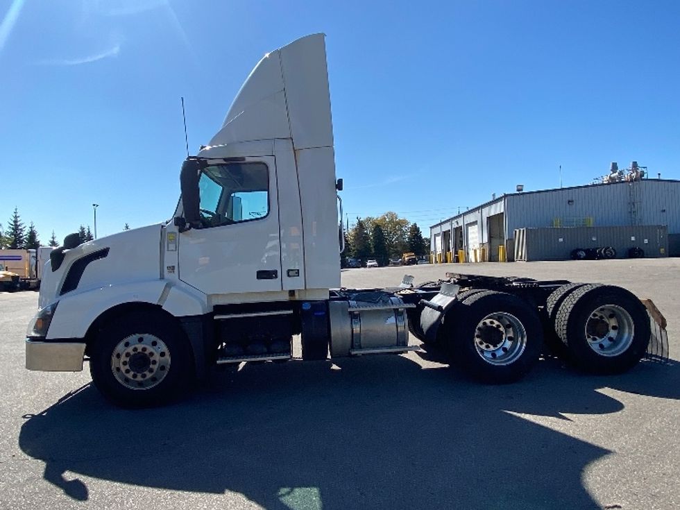Day Cab Tractor-Heavy Duty Tractors-Volvo-2018-VNL64T300-Mississauga-ON-1,006,662\n\t\tkm-$ 32,250 - Image 4