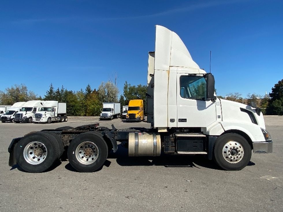 Day Cab Tractor-Heavy Duty Tractors-Volvo-2018-VNL64T300-Mississauga-ON-1,006,662\n\t\tkm-$ 32,250 - Image 8