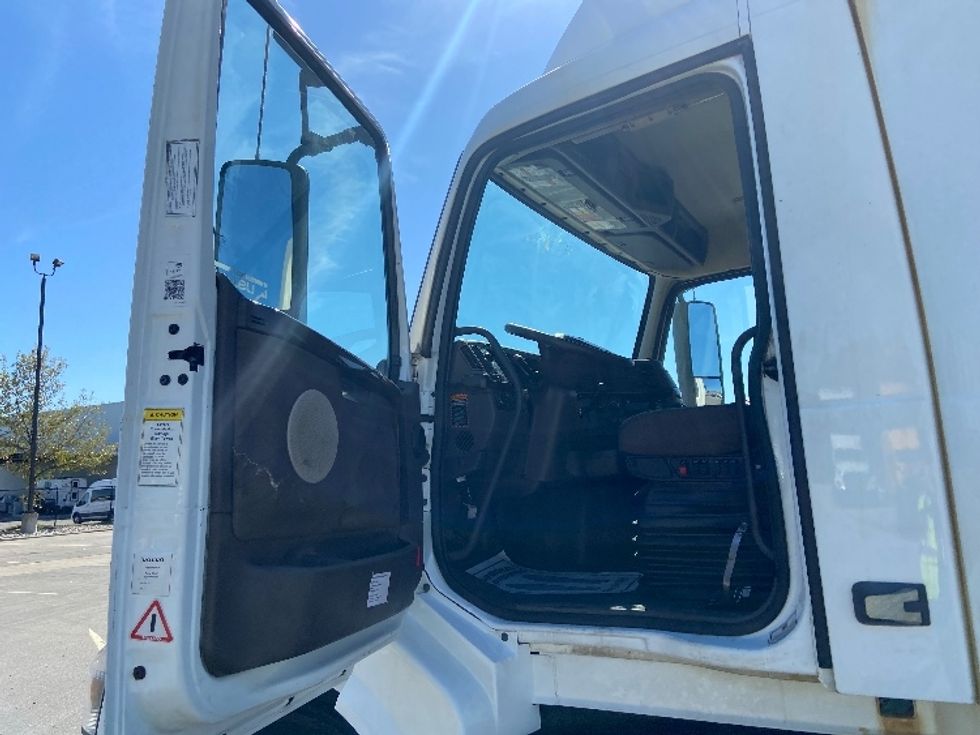 Day Cab Tractor-Heavy Duty Tractors-Volvo-2018-VNL64T300-Mississauga-ON-1,006,662\n\t\tkm-$ 32,250 - Image 9