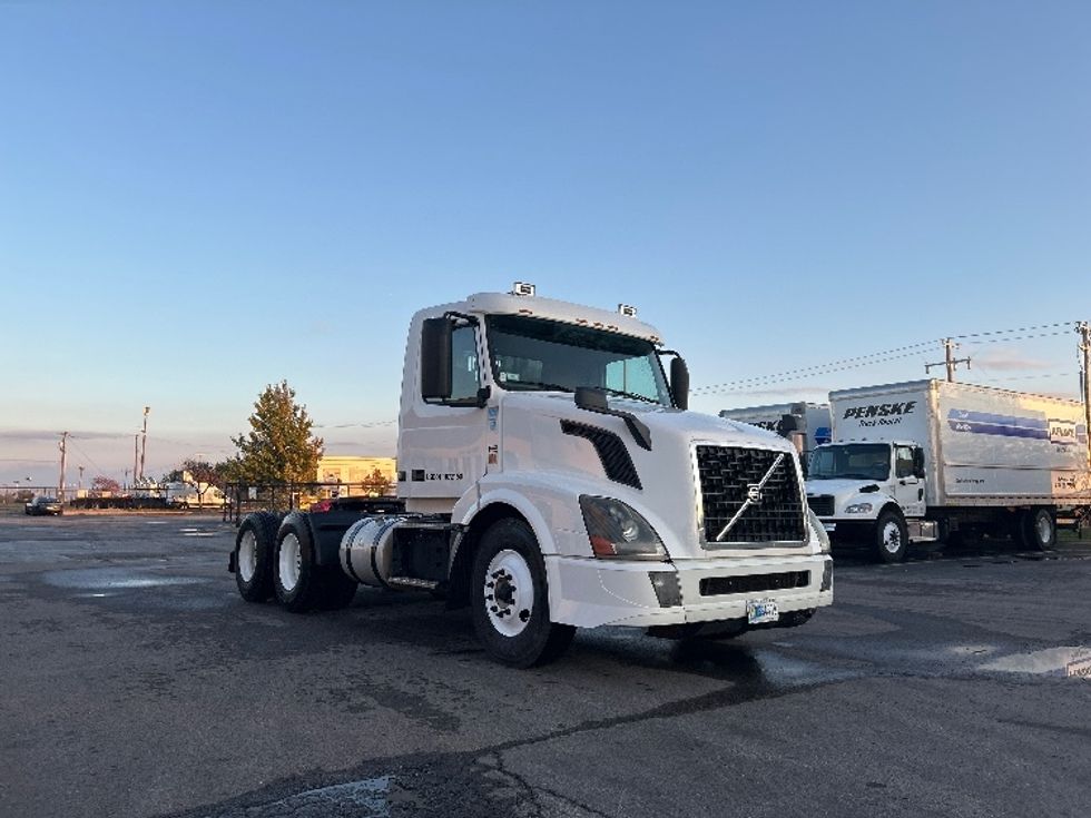 Day Cab Tractor-Heavy Duty Tractors-Volvo-2018-VNL64T300-Oklahoma City-OK-304,084\n\t\tmiles-$ 44,500 - Image 1