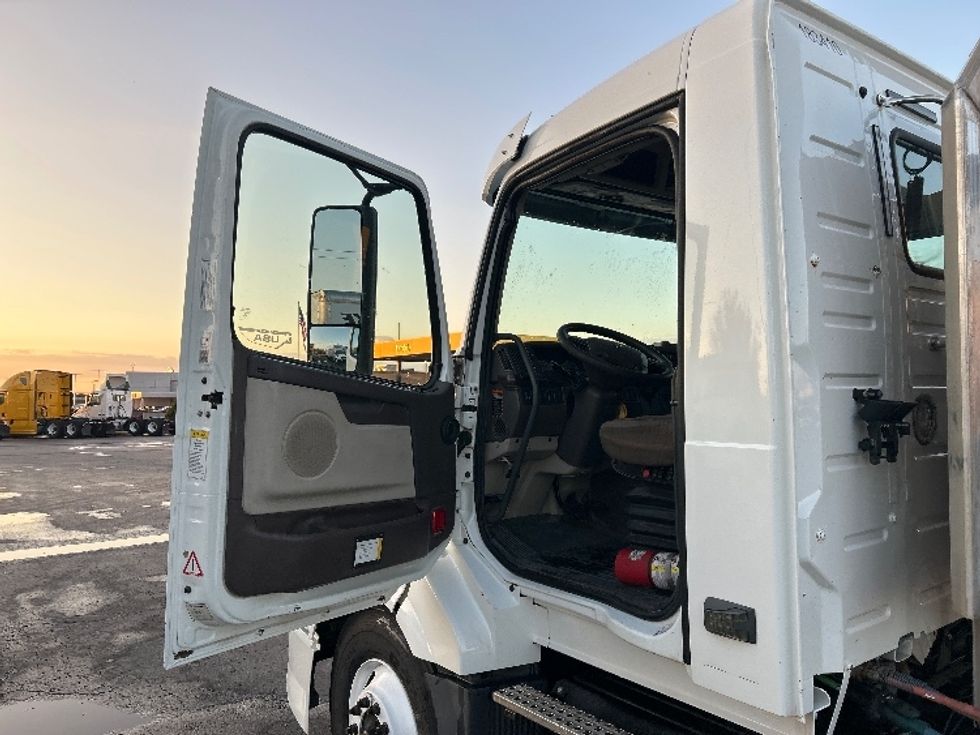Day Cab Tractor-Heavy Duty Tractors-Volvo-2018-VNL64T300-Oklahoma City-OK-304,084\n\t\tmiles-$ 44,500 - Image 10