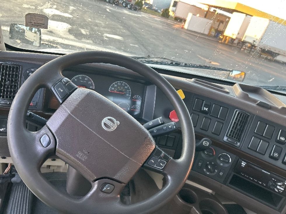 Day Cab Tractor-Heavy Duty Tractors-Volvo-2018-VNL64T300-Oklahoma City-OK-304,084\n\t\tmiles-$ 44,500 - Image 11