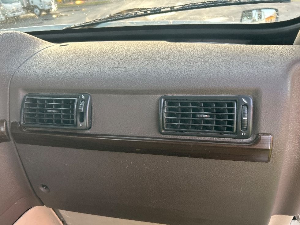 Day Cab Tractor-Heavy Duty Tractors-Volvo-2018-VNL64T300-Oklahoma City-OK-304,084\n\t\tmiles-$ 44,500 - Image 13