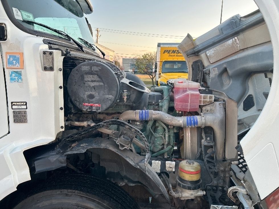 Day Cab Tractor-Heavy Duty Tractors-Volvo-2018-VNL64T300-Oklahoma City-OK-304,084\n\t\tmiles-$ 44,500 - Image 15