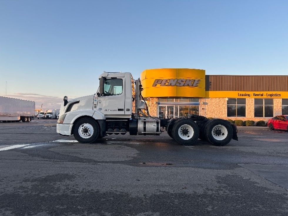 Day Cab Tractor-Heavy Duty Tractors-Volvo-2018-VNL64T300-Oklahoma City-OK-304,084\n\t\tmiles-$ 44,500 - Image 4