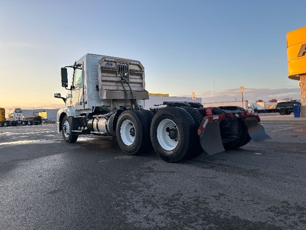 Day Cab Tractor-Heavy Duty Tractors-Volvo-2018-VNL64T300-Oklahoma City-OK-304,084\n\t\tmiles-$ 44,500 - Image 5