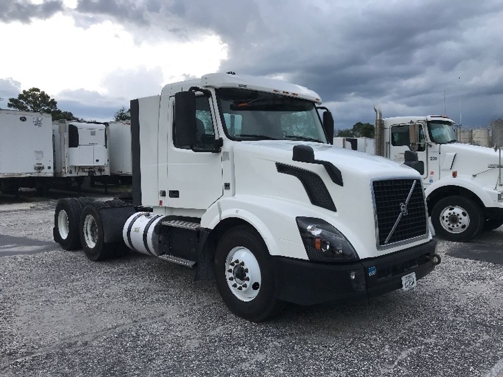 2018 Volvo VNL64T300 Day Cab Tractor
