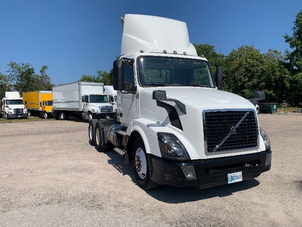2018 Volvo VNL64T300 Day Cab Tractor