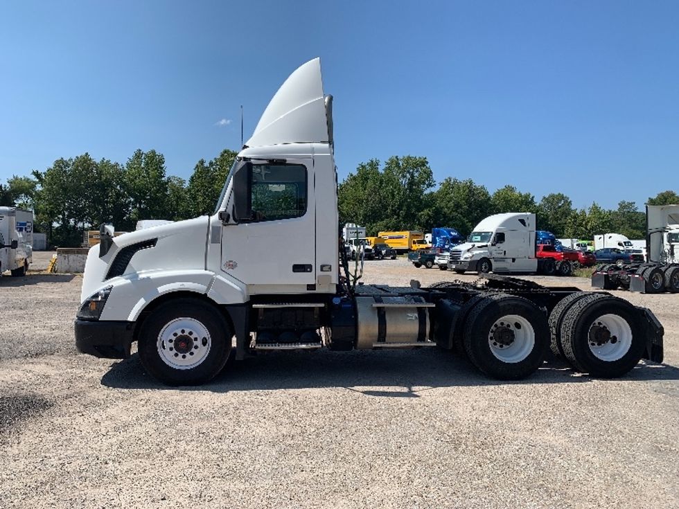 2018 Volvo VNL64T300 Day Cab Tractor