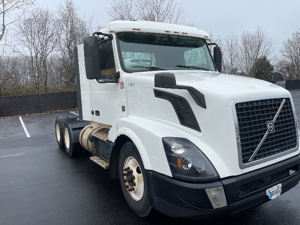 Day Cab Tractor-Heavy Duty Tractors-Volvo-2018-VNL64T300-Statesville-NC-429,887\n\t\tmiles-$ 42,500 - Image 1