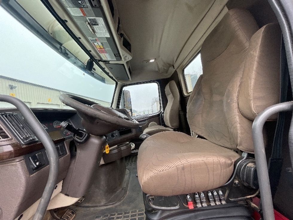 Day Cab Tractor-Heavy Duty Tractors-Volvo-2018-VNL64T300-Statesville-NC-429,887\n\t\tmiles-$ 42,500 - Image 10